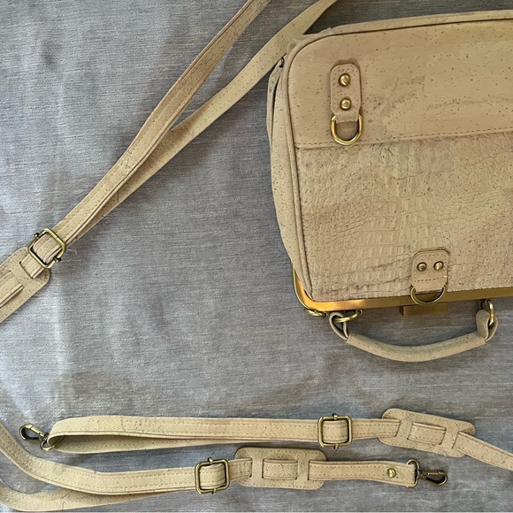 Elegant Cream Crocodile-Embossed Shoulder Bag - Picture 3 of 10